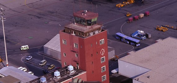 Диспетчерская вышка аэропорта Riem. © Бертрам воздушные публикации